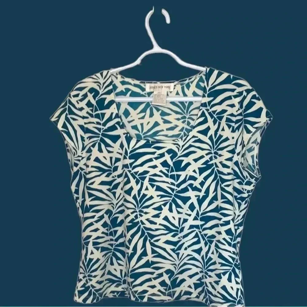 Jones New York lightweight blouse, green w white ferns